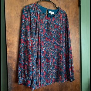 Blousy women’s top. Button cuff.